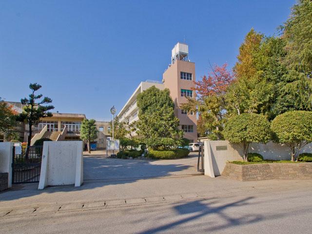 Primary school. Kasukabe Municipal Ueoki to elementary school 832m