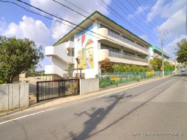 Primary school. 960m to Kasukabe Tachikawa side elementary school