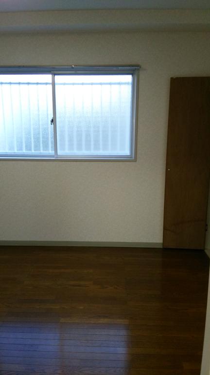 Living and room. It is a Western-style room of the entrance side! Here There are also storage!