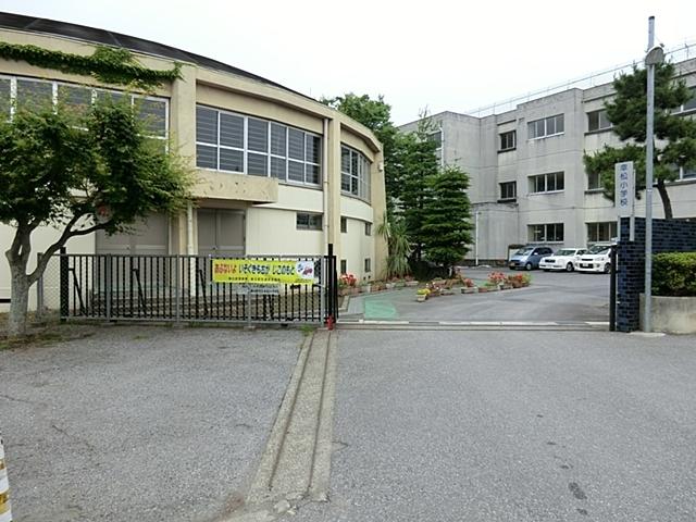 Primary school. Kasukabe Municipal Yukimatsu to elementary school 725m