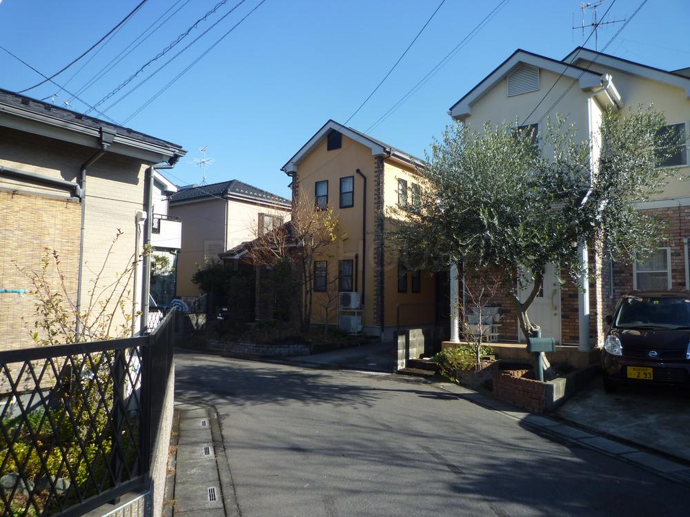 Local photos, including front road.  ◆ This quiet residential area is spacious also front road.