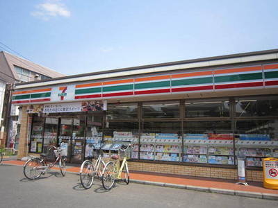 Convenience store. 430m to Seven-Eleven (convenience store)