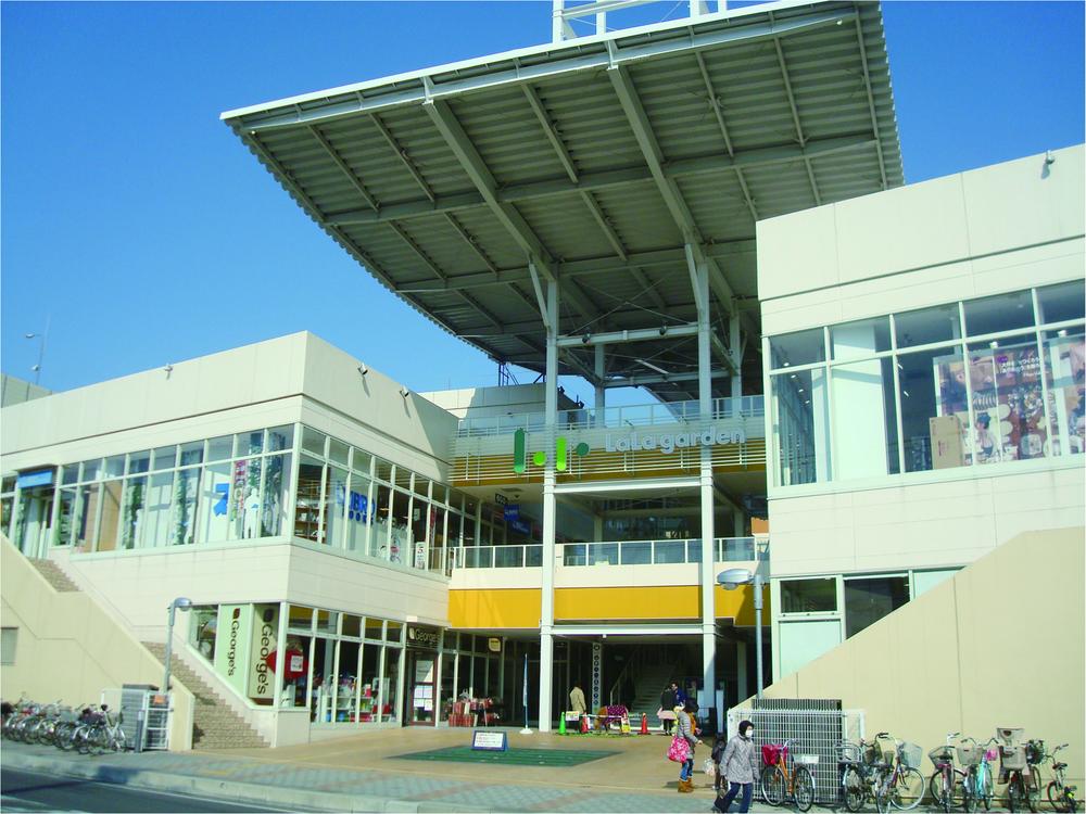 Shopping centre. 1020m until Lara Garden