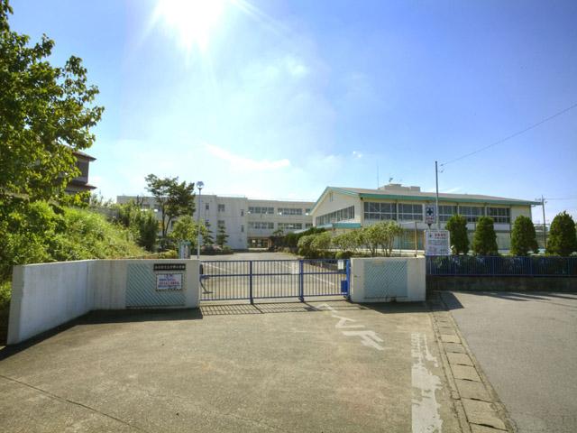 Primary school. 650m until Nakano elementary school