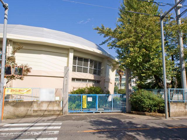 Primary school. Kasukabe City Takesato to elementary school 719m