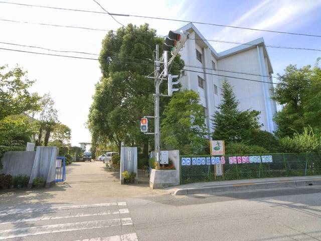 Primary school. Kasukabe Municipal Yagisaki to elementary school 900m