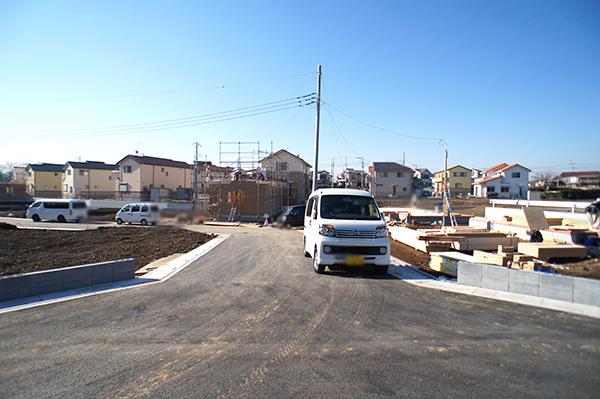 Local photos, including front road. Overall