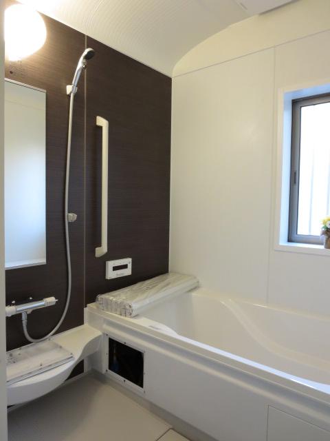 Bathroom. Indoor (11 May 2013) Shooting Building 2 unit bus