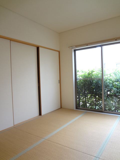 Living and room. Atmosphere of Japanese-style makes me soften the heart.