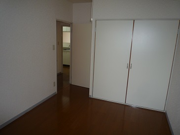 Living and room. It is a Western-style room of the entrance side! With storage!