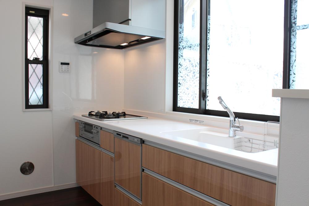 Kitchen. Also equipped with dish washing dryer! In touch-less washing It is equipment friendly wife. It is also happy to clean up (^^). 