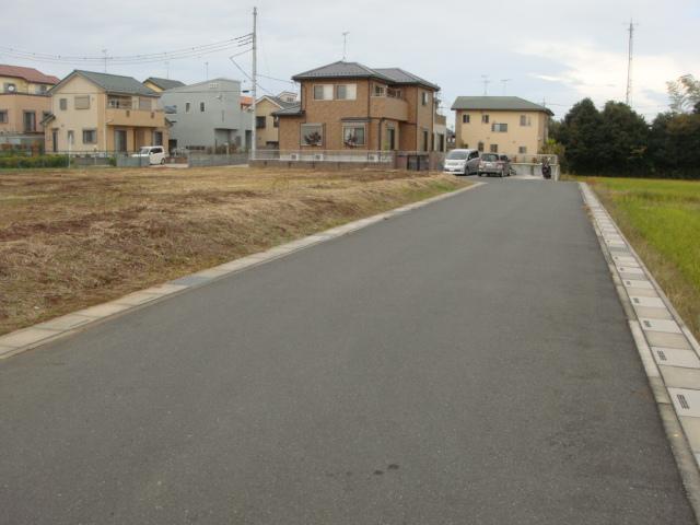 Local photos, including front road. South 6m public road