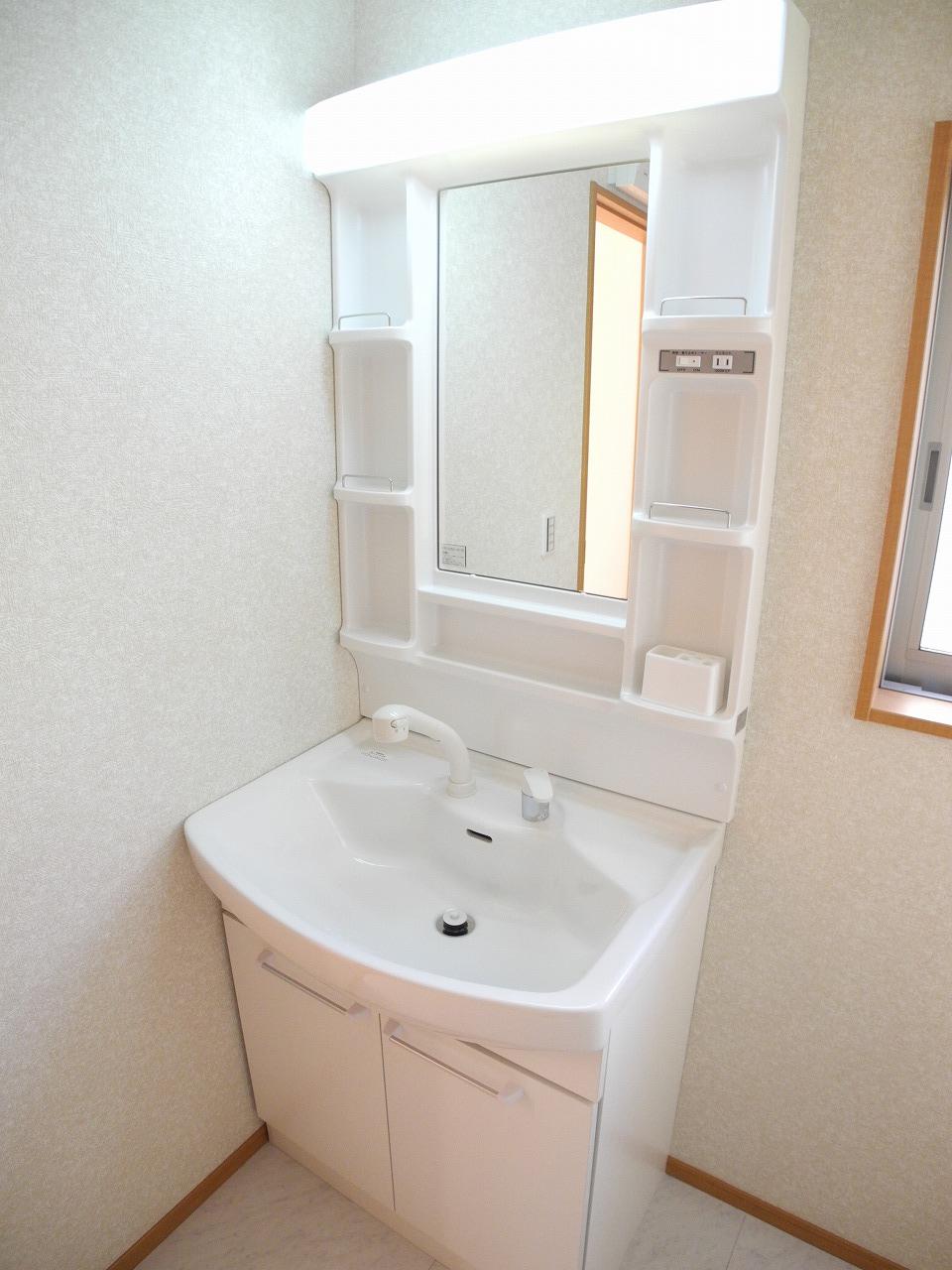 Wash basin, toilet. Indoor (11 May 2013) Shooting