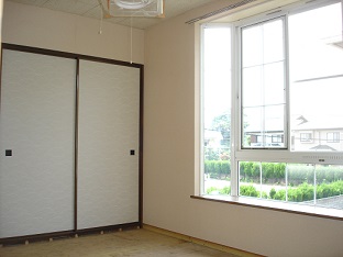 Other room space. Japanese-style room with a large bay window (consult other room photo)