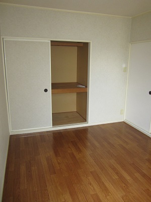 Living and room. It is a Western-style room of the entrance side! With storage and new curtains in this room! 