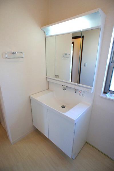 Wash basin, toilet. Vanity with a shower will help the busy morning dressed!