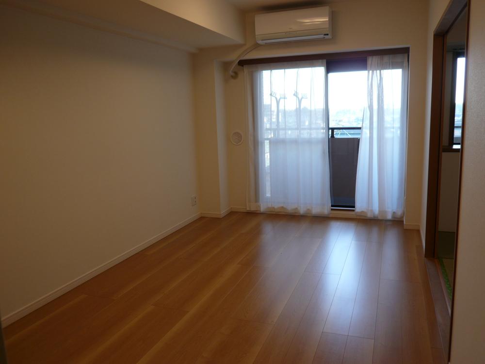 Living. Renovated ☆ Balcony also comfortably spacious in the laundry thing ☆ Everyone will delight your family in the firm 3LDK.  ☆ Since it is a pre-renovation you can move as it is.  ☆ It is very clean, house cleaning.