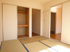Living and room. Japanese-style room (I changed the table before you move)