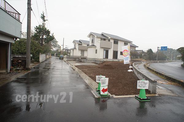 Local photos, including front road. Local (10 May 2013) Shooting 