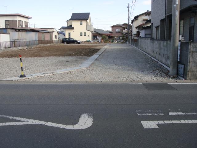 Local photos, including front road. South 5m and West 6m road, Paving plan