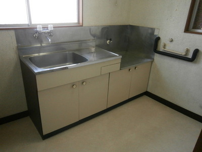 Kitchen. There is a window capable of gas stove installation Allowed Kitchen arouse!