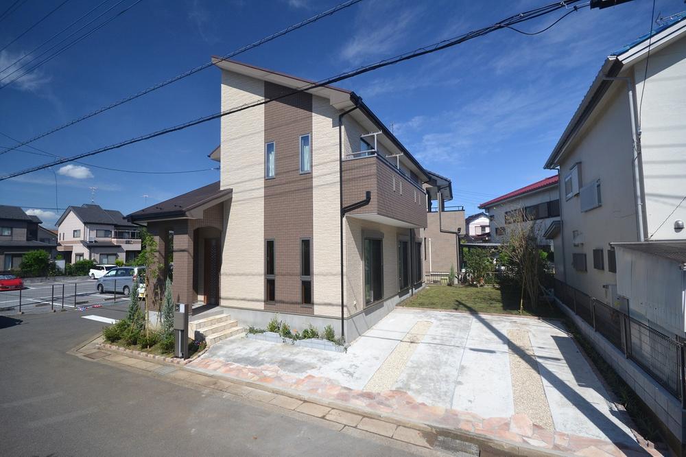 Local appearance photo. Local appearance photo. Spacious sun per well site also 63 square meters! There is also a 2 car parking. 