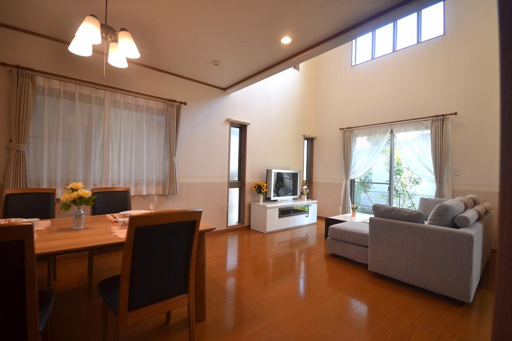 Living. LDK is a spacious space of 18 quires. Also many windows is bright. 