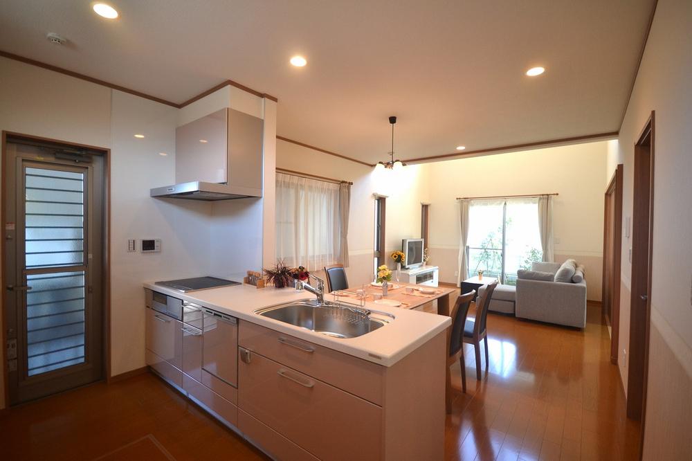 Kitchen. The kitchen is an open type of face-to-face. It is an open kitchen. Also with tableware washing dryer! 