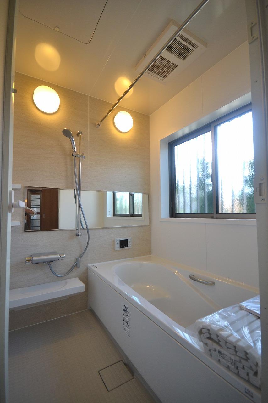 Bathroom. Bathroom is 1 tsubo type. Also it has a bathroom ventilation dryer. 