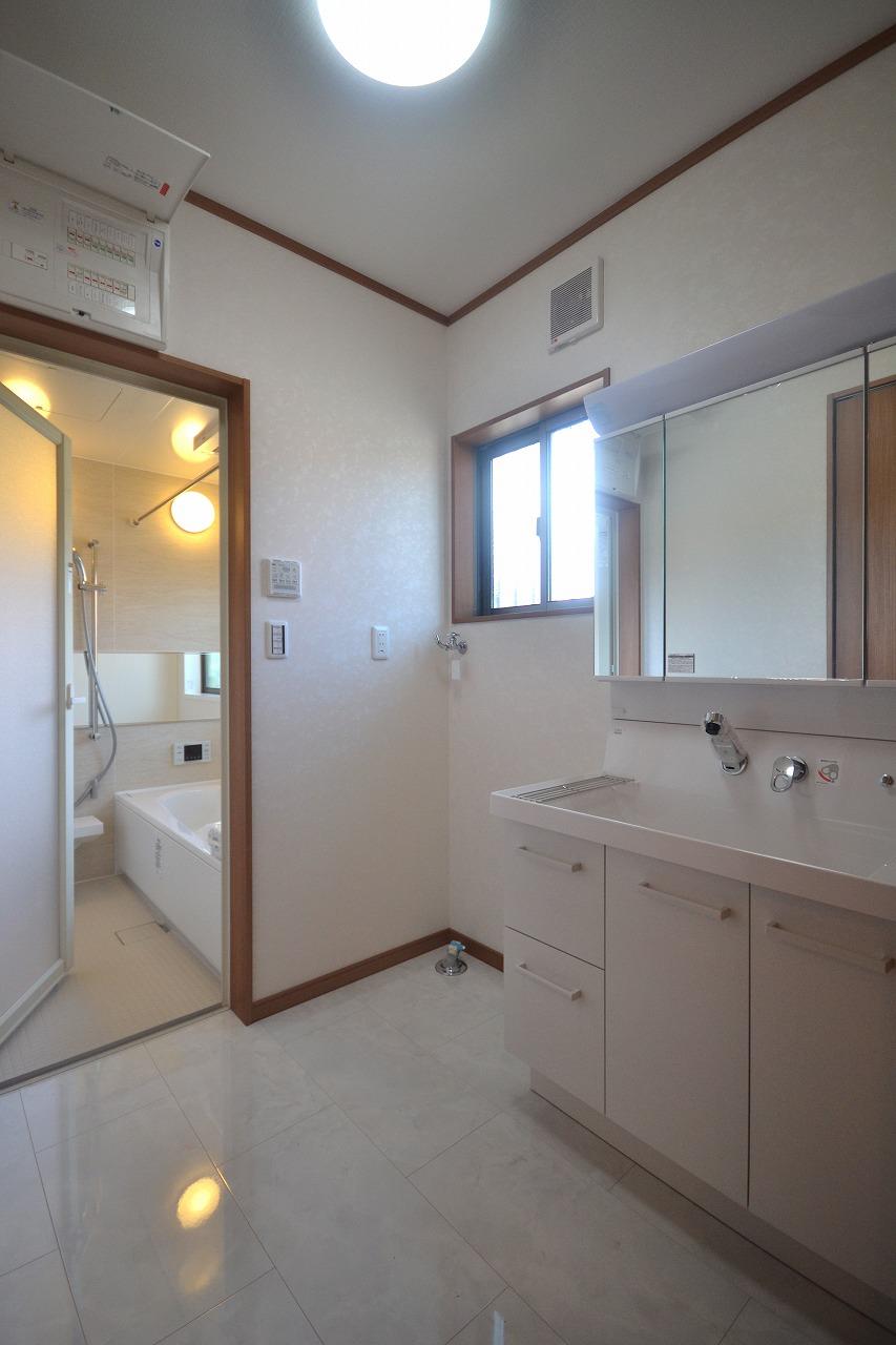 Wash basin, toilet. There are also bright, clean feeling white keynote washroom. 