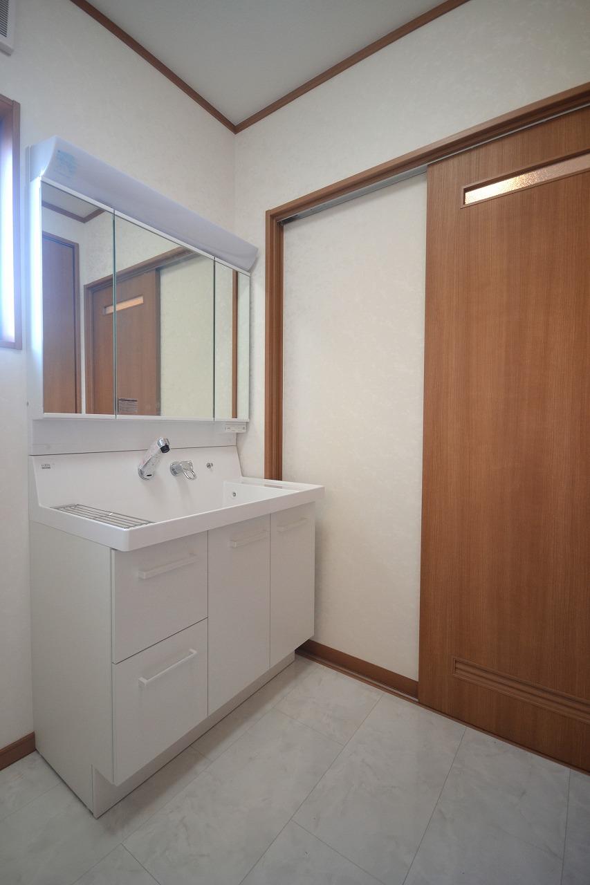 Wash basin, toilet. Wash basin is the shower faucet of the three-sided mirror. Easy-to-use. 