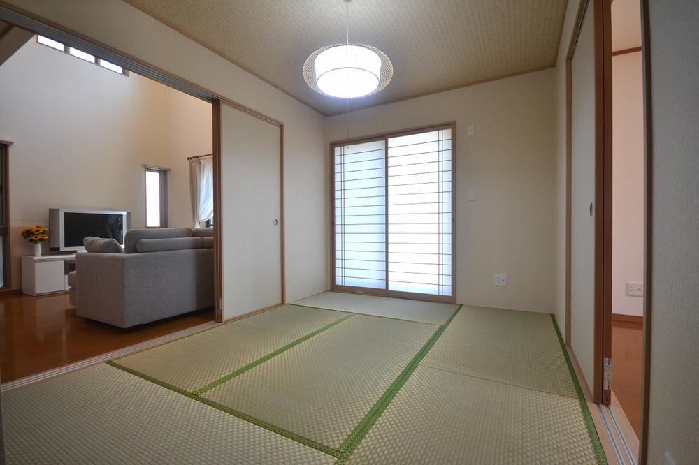 Non-living room. First floor Japanese-style room is between continued and the LDK and Western! Available in a wide space. 