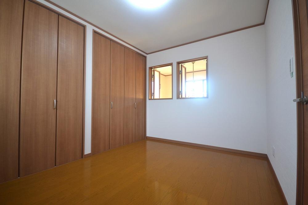 Non-living room. 2 Kaikyoshitsu. There are storage! 