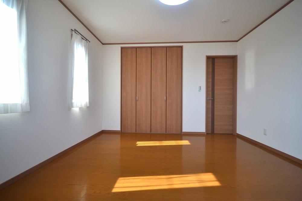 Non-living room. 2 Kaikyoshitsu. Corner is bright in the room. Storage is also abundant. 