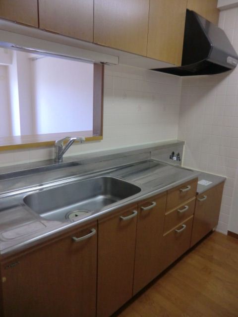 Kitchen. Large kitchen. It seems to be totally condominium