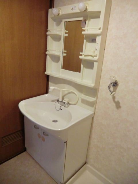 Washroom. Stylish dressing room. There is also a shampoo dresser