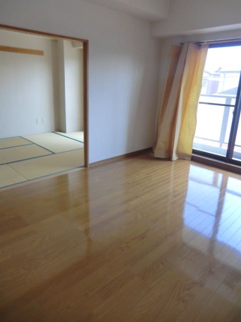 Living and room. Flooring of smooth is happy. I furniture shine.