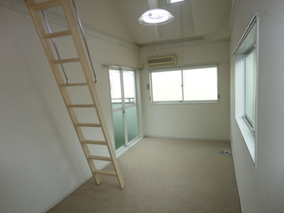 Living and room. This room of the three-sided lighting in the loft with 2 Kaikaku room.