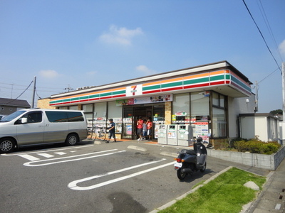 Convenience store. 300m to Seven-Eleven (convenience store)