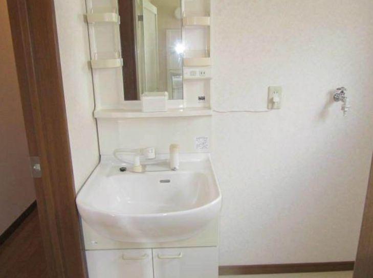 Wash basin, toilet. Vanity unit Renovation with a new one