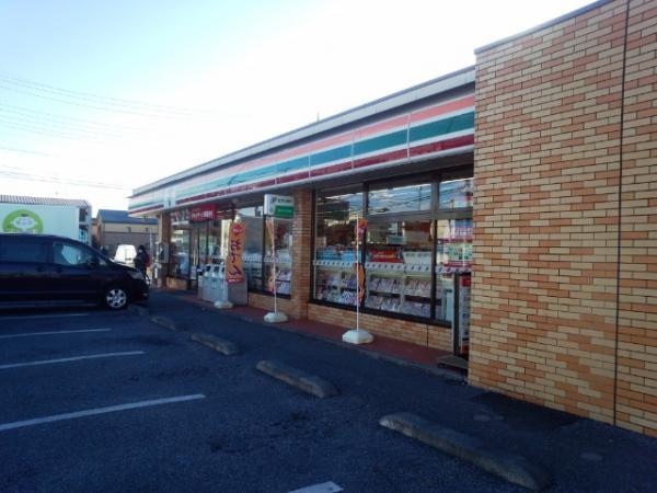 Convenience store. 580m to Seven-Eleven
