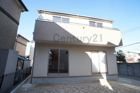 Local appearance photo. Building 2