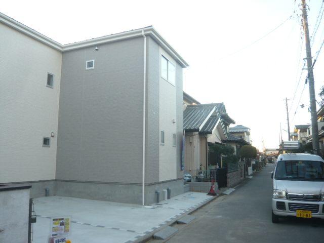 Local photos, including front road. Northeast 4.2m public road