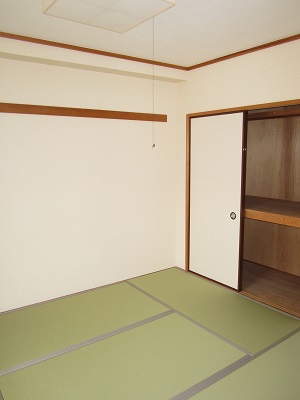 Living and room. Japanese-style room another angle, There is also closet!