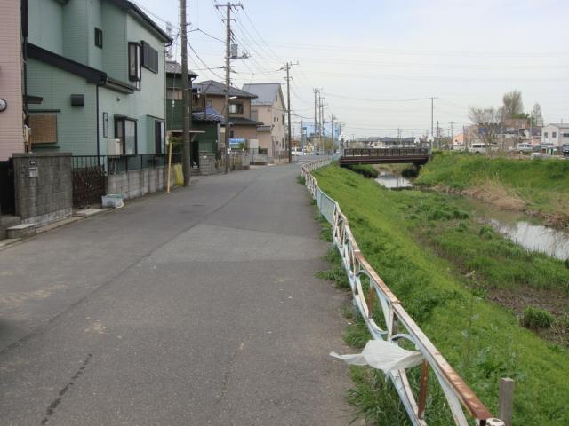 Local photos, including front road. 6m public road
