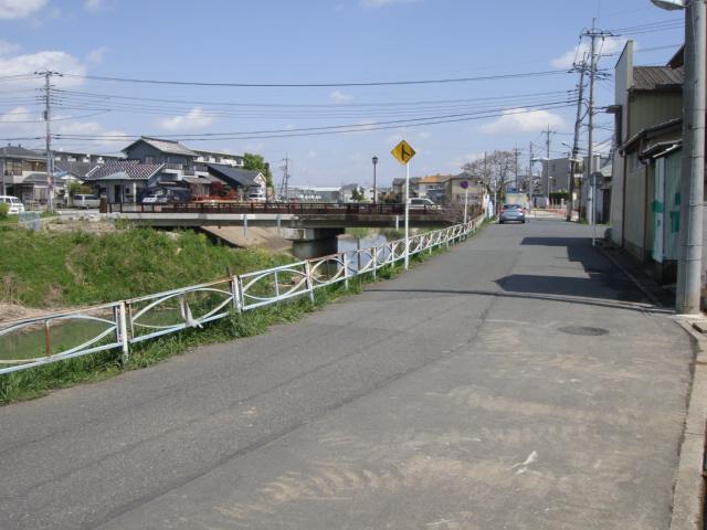 Local photos, including front road. Front 6m public road