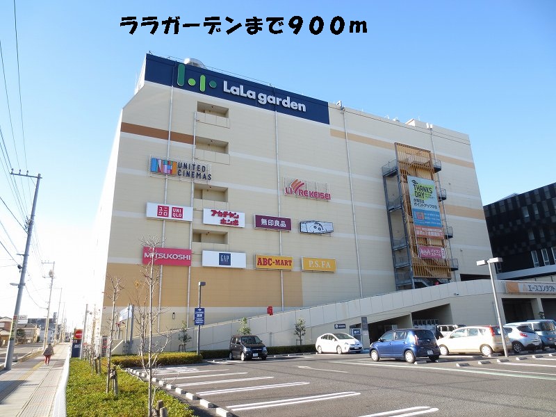 Shopping centre. 900m until Lara Garden (shopping center)