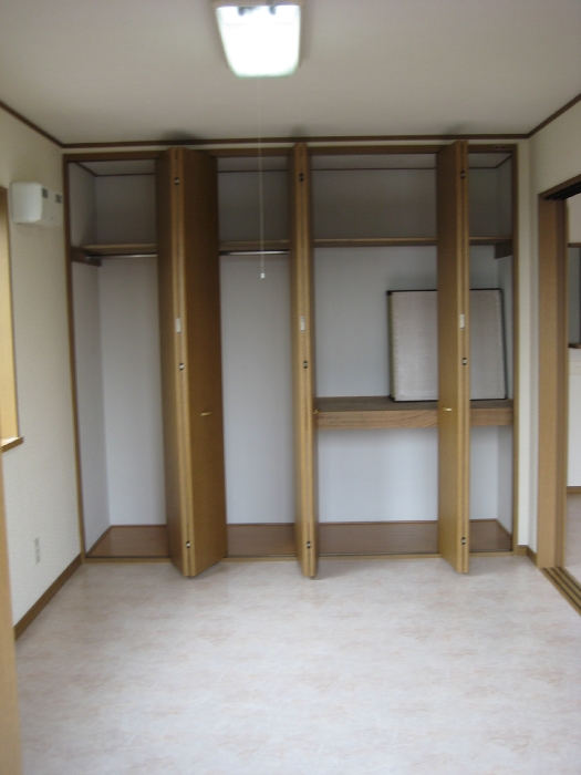 Other room space. Western-style walk-in closet