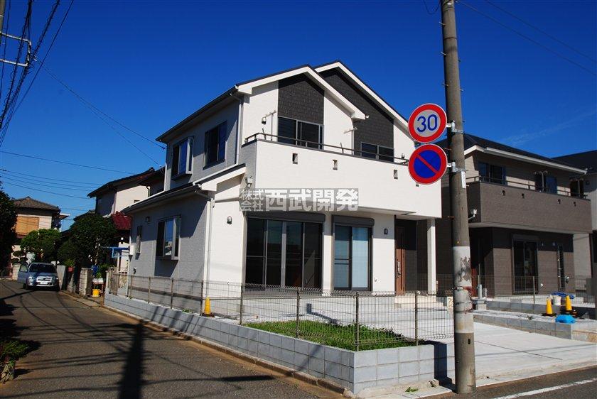 Local photos, including front road. Local (September 2012) shooting