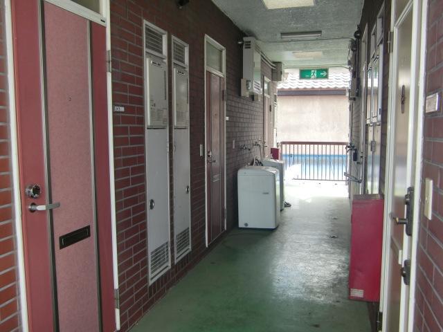 Other common areas. aisle